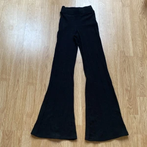 Byxor  - Utsvängda byxor i mjukt material 