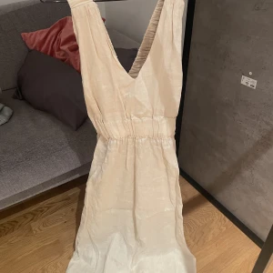 Sommarklänning  - En stor lös sommarklänning simningen sitter tajt någonstans. Luftig och sval.  Köpt på Kappahl förra sommaren. Endast testad men var inte riktigt min stil.  Går nedanför knäna. Nypris 699kr