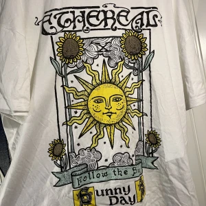 h&m t-shirt sol & solros - köpt på h&m divided i storlek M men den är oversized så det skulle passa L också. har använt fåtal gånger så det är bra skick. priset inkluderar inte frakt. 