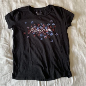 Pepe Jeans t-shirt  - Mörkblå t-shirt med blommigt tryck från Pepe Jeans. Använd men i gott skick! 