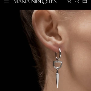 Maria Nilsdotter örhängen  - Maria Nilsdotter örhängen, nyskick.  Säljer en för 2000 och båda för 4000. 💕nypriset är 4590kr.  