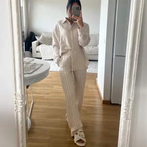 Zara beiget set storlek S/XS - Läs bio innan du skriver❤️❤️Skjorta storlek S, byxor storlek XS med innerbenslängd 77cm, jag är 160 storlek XS och dom är något långa på mig. Använt 1 gång, i nyskick utan defekter. Säljes endast tillsammans!! Frakt tillkommer på 74kr spårbart. 