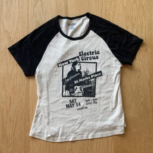 Brandy Melville  - Jättefin Brandy Melville tröja som är i jättebra skick. Säjer då den tyvärr inte kommer till användning längre💓