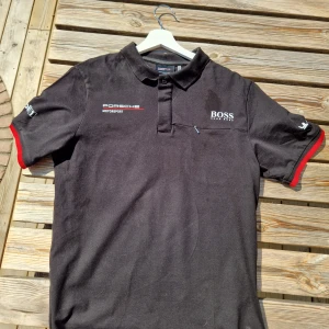 Porsche polotröja  - En gåva från en vän som jobbar på Porsche.  10/10 skick. Storlek M
