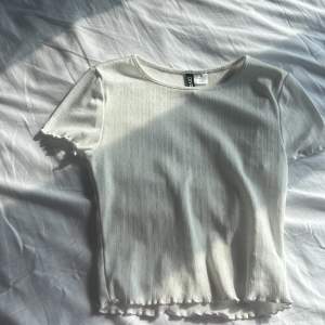 En söt vit croppad t-shirt som jag inte passar i längre. I fint skick och utan defekter eller skador. Betalning sker via swish, använd EJ köp nu💓