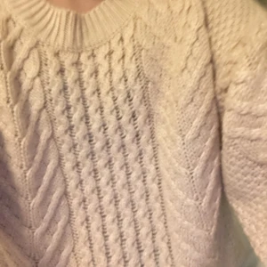 Rosa tröja - Super sött cable stickad tröja från Gina . Nypris 500 säljer för 200