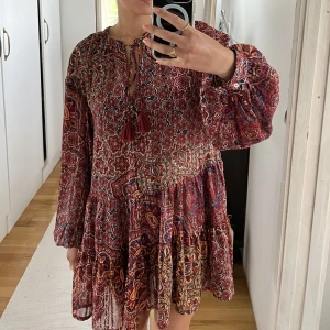 Klänning - Jätte fin klänning från vero moda som tyvärr är lite för stor för mig, kommer även med en underklänning