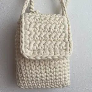 Virkar denna crossbody på beställning. Kan göras i önskad storlek och färg.  Priset sätts beroende på storleken♥️ Frakt tillkommer😊