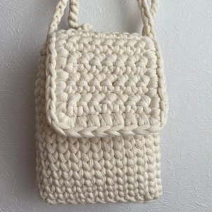 Virkad crossbody - Virkar denna crossbody på beställning. Kan göras i önskad storlek och färg.  Priset sätts beroende på storleken♥️ Frakt tillkommer😊