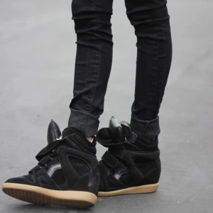 Isabel marant skot - Säljer mina as snygga marant skor eftersom jag inte använder de mycket! I jätte bra skick! Säljer billigt då jag vill bli av med de 