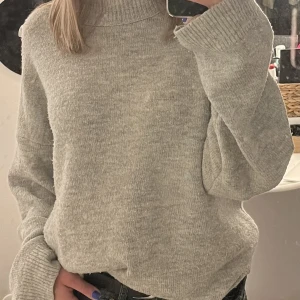 Stickad tröja - Aldrig använd då den är för stor, köpt second hand. (Säljer fler liknande tröjor).  Skriv gärna vid frågor osv. 