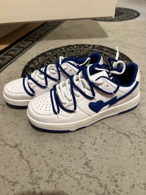 Sneakers - Hej, jag säljer ett par skor, helt nya använda 1gång men annars helt nya och jätte fräscha!  Finns att hämta upp/mötas men annars också fraktas spårbart! De är i stlk 43 men passar 42!