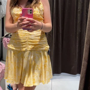 Zara klänning  - Sååå fin klänning från zara. Köpte tyvärr fel storlek så passar inte mig. I nyskick. Kan även mötas upp i Stockholms området, gärna nära slussen/ nacka. Nypris: 399kr 