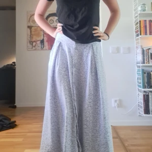 Lång blommig kjol - En jätte fin och trändig lång ljusblå kjol. Kjolen är vitblommig och nästan aldrig använd. Storlek XS men passar även S!🥰
