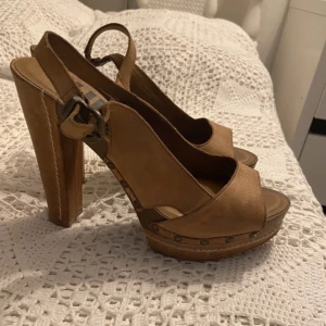 Klackskor  - Klackskor i läder material, storlek 38