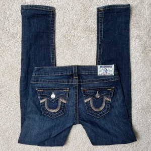 True Religion Jeans - Säljer dessa True religion jeans i Skinny modell, storlek W27 (för små för mig med storlek 38, därav finns inga bilder med dem på)❤️76cm midja och 82cm innerbenslängd🤗