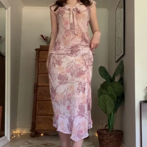 Blommigt vintage set - Så vacker matchande kjol och topp i rosa blommigt mönster, från märket Orsay! Kjolen är v-formad framtill, perfekt till midsommar 🌸