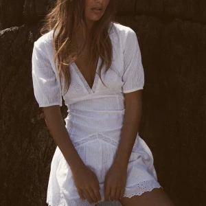 Vit klänning ZARA - Helt ny oanvänd klänning med lappen kvar. Denna är slutsåld på Zara. Storlek Medium