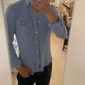 Sommarskjorta  - Jättefin sommarskjorta, säljer pga den börja bli ganska liten på mig, annars är den jättefin till sommaren!