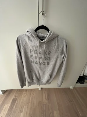 Hoodie Peak Performance - Dam-hoodie från Peak Performance i storlek S. Sparsamt använd. 