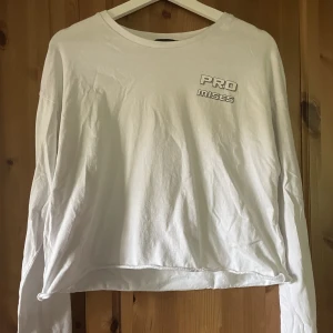 Långärmad tröja - Långärmad tröja med tryck på baksidan. Från New Yorker, storlek M, fint skick.