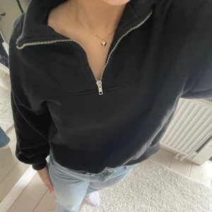 Svart zip tröja  - Svart sweather från Gina tricot med en zip🩷