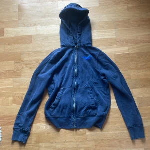 Hollister hoodie - Storlek S  Mörkblå  Modellen ser lika ut i nyskick  Snöret till luvan är borta Går att pruta!