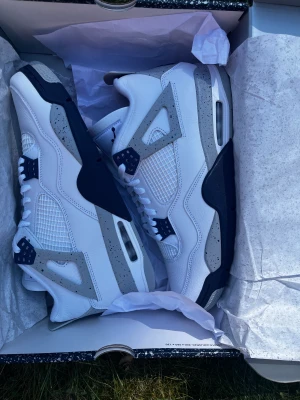 Jordan 4 ”Midnight Navy”!! - Jordan 4 i strl 46 som tillkommer med äktahetscertifikat, kvitto, box. Inköpta från Nikes egna hemsida. Nypris ligger på 5000 kr ungefär på merchsweden. Aldrig använda! Hör av er vid frågor!