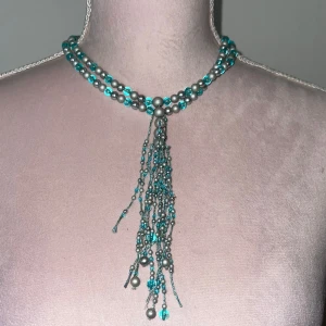 Blått halsband  - Blått halsband för 50kr, väldig somrig❤️