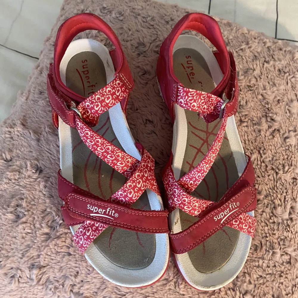 Jätte fina rosa sandaler. De är i storlek 37 och super bekväma🩷 . Skor.