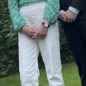 Vita Jeans - Säljer dessa ursnygga vita jeans från H&M! Endast använda 2 ggr🌸 Säljer dem pga att de har knappstängning vilket jag inte gillar (se bild 3). De har en snygg kapning längst ner som gör de ascoola!  Skickar bilder på begäran☺️💛