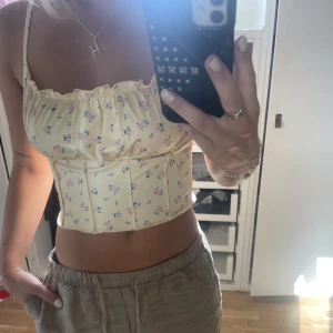 Blommig topp - Säljer den här blommiga toppen från SHEIN. Använd fåtal gånger! Meddela för fler bilder/ info