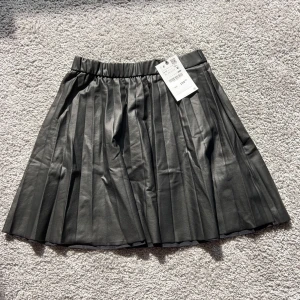 Skin kjol  - Skin (inte äkta) kjol från Zara, storlek 13-14 år men passar xs/s. Köparen står för frakten🫶🏼🌸 Pris 100 kr