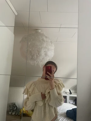 Stickad tröja från Zara - Säljer min snygga stickade tröja från zara då den inte riktigt är min stil längre. Tröjan är i toppen skick och ligger bara i min garderob