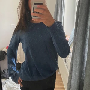 Tröja - En blå lite tunntjock tröja. Säljer då den inte kommit till användning men funkar riktigt bra att bära under en sen sommar eller liknande. Köpt på second hand (lappen e bort riven så vet inte vilket märke) 