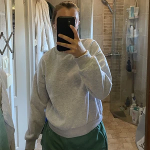 Grå collegetröja från Gina Tricot  - Grå collegetröja från Gina Tricot i storlek small🤍