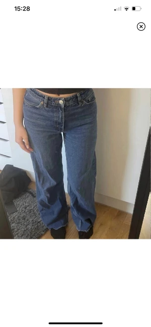 Monki jeans  - Säljer dessa i storlek 26, innerbenslängd 72cm