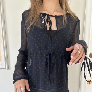 Knytblus i meshtyg - Blus med knytning i halsen och vid ärmarna med jättefin passform! Vet ej storlek men sitter som s/m beroende på önskad passform!❤️