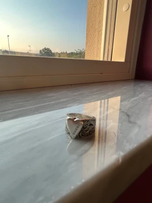 Gucci ring  - Äkta Gucci ring köpt i Paris, original pris 3000kr, lite repor därav priset för 2700! Skriv för närmare bilder. I ringen står det storlek 12, men har inte den storleken på andra ringar utan betydligt större. 