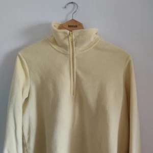 Fleece - Sååå skön fleece!!! Fin gul färg och i toppenskick! Pris går att diskutera! Passar XS-L