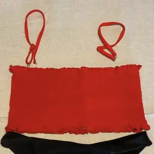 Röd bikinitopp som aldrig är använd, har axelband som går att ta loss