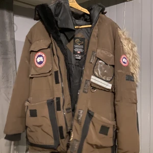 Canada goose jacka - Canada goose jacka  Pälsen sitter inte fast då dragkedjan har tappat sin kraft att sitta ihop, är säkert lätt att fixa. 