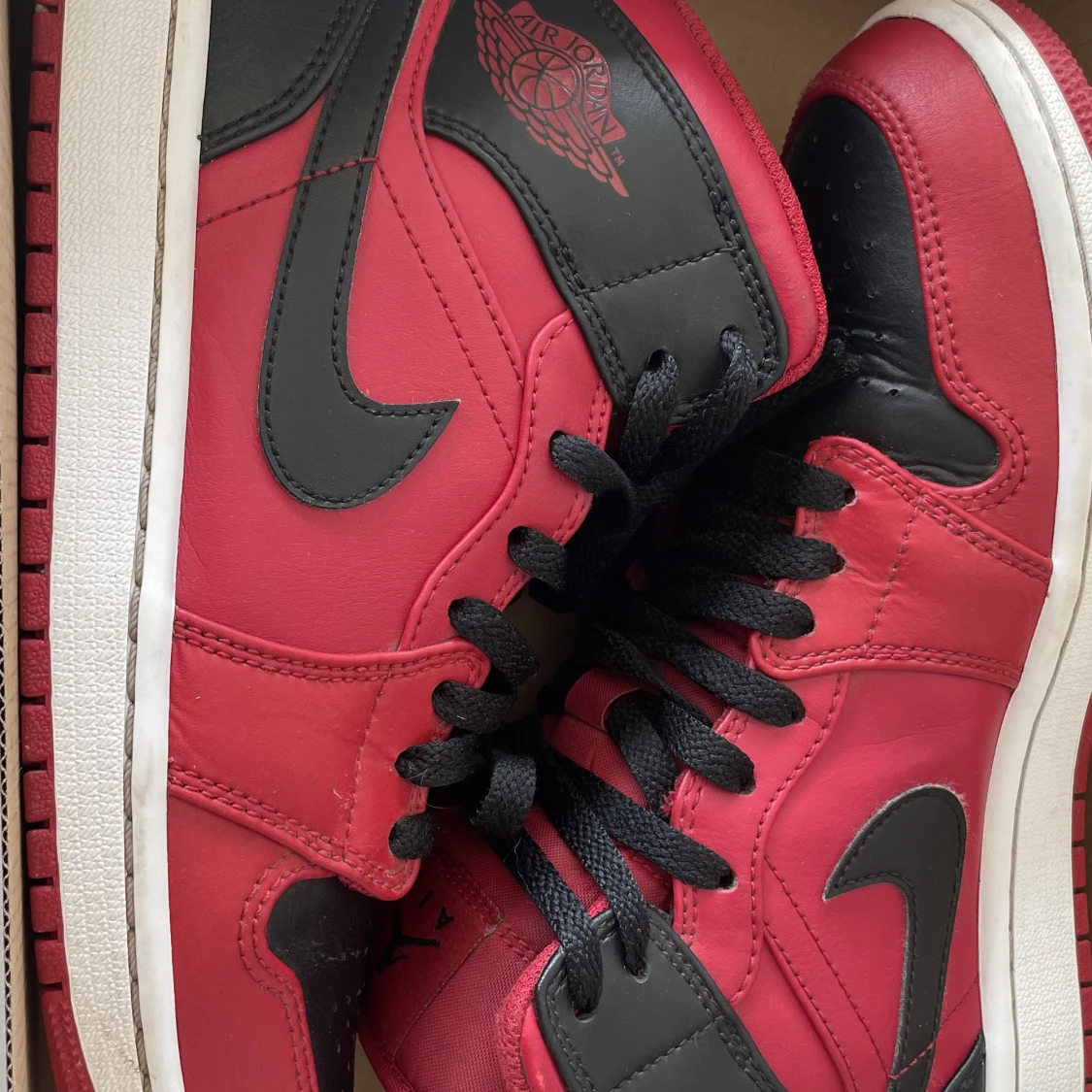 Jordan 1 mid i väldigt bra skick med original låda  - 91