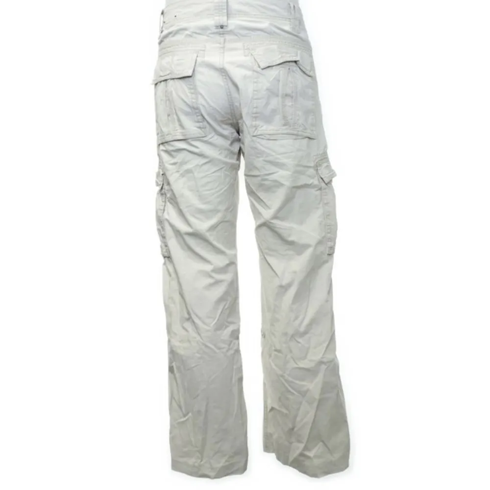 Beiga cargobyxor från S.Oliver i storlek 33/34, snygga som baggy & lågmidjade. . Jeans & Byxor.