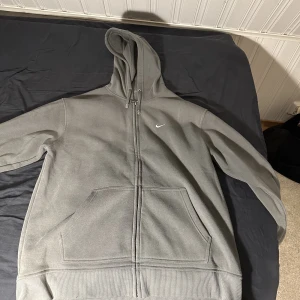 Nike Vintage Zip Hoodie - Snygg grå vintage nike hoodie skick 9/10 utan defekter. 