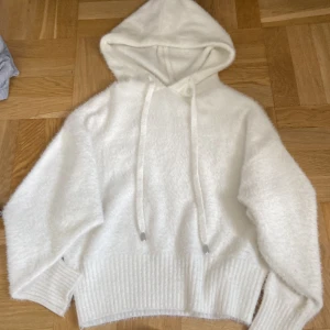 Vit hoodie - En super skön vit hoodie med ludd. Passar parfekt under vinter. Jätte gullig hoodie 