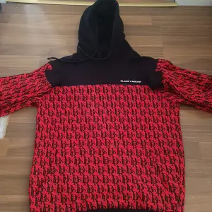 En Black squad hoodie, bra material som ny och andvänds  (Bara 1 gång)
