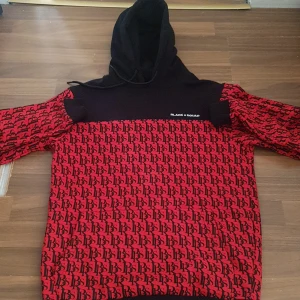 En svart/röd hoodie - En Black squad hoodie, bra material som ny och andvänds  (Bara 1 gång)