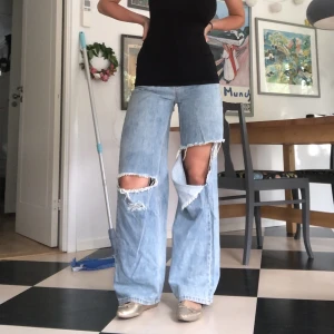 Jeans med hål  - Jeans med hål från nakd