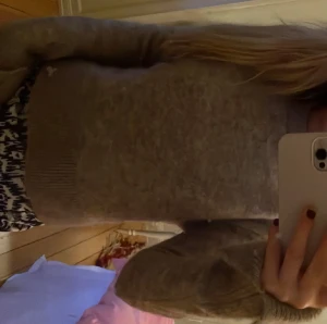 Stickad tröja  - Stickad mohair tröja som köptes för ungefär 1500kr men som inte kommer till användning längre, finns tyvärr inte att köpa längre. Den är jätte fin färg och fin passform